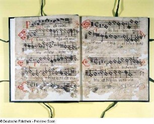 Chorbuch der Dresdner Hofkapelle : Chorbuch der Dresdner Hofkapelle. Doppelseite mit Initiale P(uer natus est nobis). Zustandsaufnahme vor der Restaurierung. Dresden: SLUB Mus.1-D-1