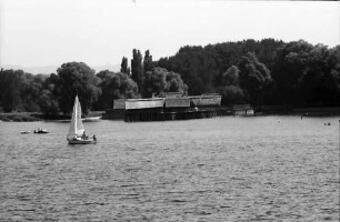 Meersburg: Pfahlbauten vom See her