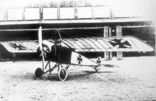 Pfalz-Eindecker. Jagdflugzeug (um 1915; Pfalz-Flugzeugwerke). Schrägansicht von vorn. Berlin-Johannisthal (?), Flugplatz