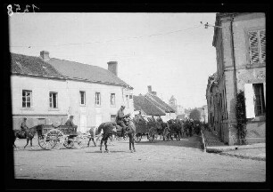 Crugny (Dep. Marne, Frankreich): Pferdewagen-Kolonne auf einer unbefestigten Ortsstraße, im Hintergrund die Kirche (Rückansicht) ("Ortschaft")