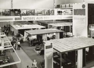 Raumaufnahme mit Ausstellungskojen des VEB Möbelkombinat Zeulenroda
