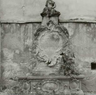 Lengenfeld-Plohn. Marienkirche (1861, Restaurierung 1958). Kirchhof. Grabmal eines Unbekannten (Sandstein; 1701/1800)