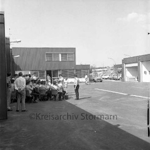 Eröffnung des städtischen Bauhofes: Industriestraße: sitzend das Musikkorps der Feuerwehr
