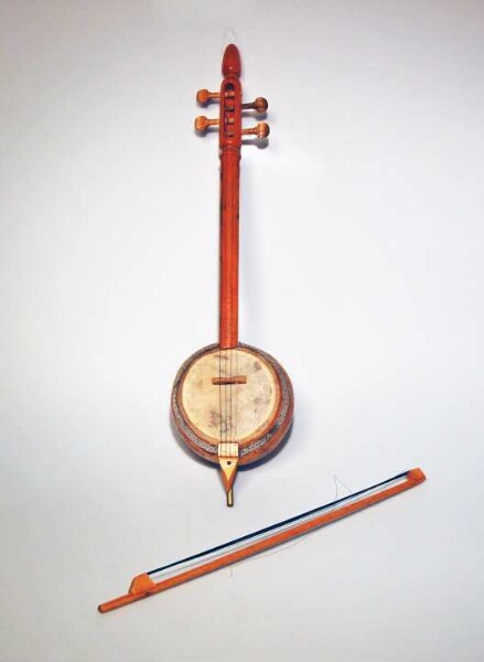 Spit lute with bow