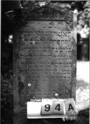 Grabstein 94 (Index: 100086576) Material: Sandstein Zustand: leicht verwittert Maße HxBxT: 122x48x16 cm Beschreibung: Stele, Sockel, giebelartiger Abschluß: Grabstein 94A