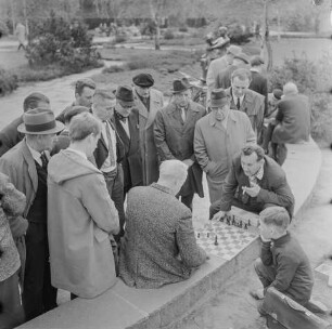 Schachspieler im Volkspark am Weinbergweg, 1970er Jahre SW-Foto © Kurt Schwarz.