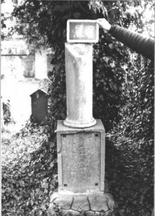 Grabstein 28 (Index: 100112300) Material: Sandstein Zustand: Schriftplatte entfernt Maße HxBxT: 172x40x32 cm Beschreibung: abgebrochenen Säule, Sockel, rustica, rechteckige Schriftplatte: Grabstein 28