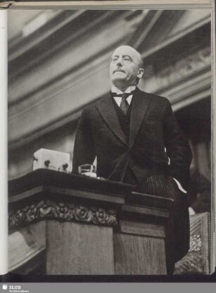 Reichskanzler Dr. Heinrich Brüning während seiner großen Rede im Februar 1931