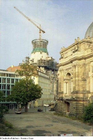 Ausstellungsgebäude des Sächsischen Kunstvereins : Blick vom Brühlschen Garten gegen Coselpalais, Frauenkirche (teilweise abgerüstet) und Ausstellungsgebäude des Sächsischen Kunstvereins