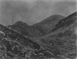 Berglandschaft : Blick auf das Karwendelgebirge. Am linken Bildrand steht eine Hütte.