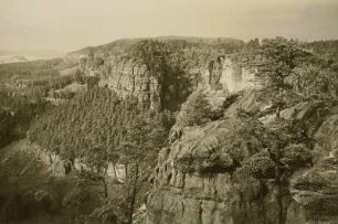 Elbsandsteingebirge. Blick in den Prebischgrund. Im Hintergrunde der Große Winterberg (551 m, Basalt)