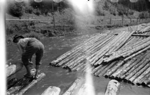 Vatra Dornei: Flößerarbeit am Fluss