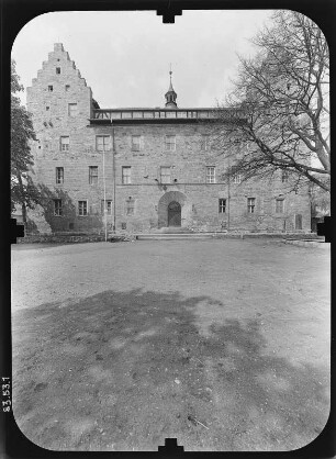 Römhild. Schloß Glücksburg (1465/1491, Umbau 1539/1546; P. Dauth, Umgestaltung 1676/1680). Eingangsfront
