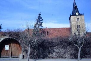Kirchhofsmauer und Kirche