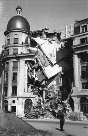 Bukarest: Bomben auf Bukarest, Bürohaus am Universitätsplatz