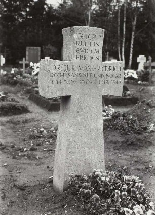 Grabkreuz für Dr. jur. Max Friedrich : Grabkreuz für Dr. jur. Max Friedrich. Sandstein (ab 1945; W. Hempel). Dresden-Tolkewitz, Urnenhain