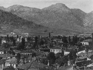 Gesamtansicht von Prilep : Blick über die Stadt Prilep. Im Hintergrund Berge
