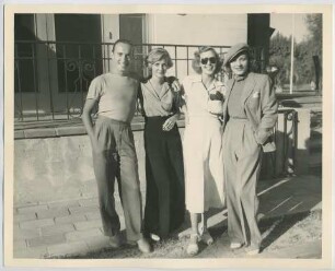 Loretta Young und Marlene Dietrich (beide rechts) (Los Angeles, Oktober 1934) (Archivtitel)