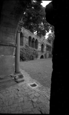Gelnhausen: Barbarossa-Kaiserpfalz, Durchblick vom Eingang auf Mauer