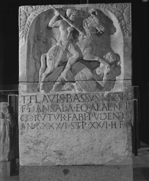 Grabstele des Titus Flavius Bassus