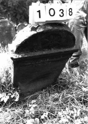 Grabstein 1038 (Index: 100098972) Maße HxBxT: 106x54x11 cm Symbolik: Rosette: Grabstein 1038