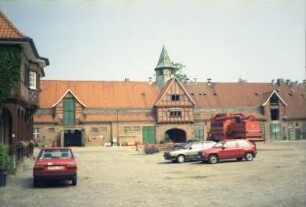 ehemaliges Gut Trenthorst-Wulmenau: Trenthorst: Wirtschaftshof [Karree]: Blick von Süden: Mitteltrakt mit Torhaus und Uhrturm: vorne links westlicher Kopfbau