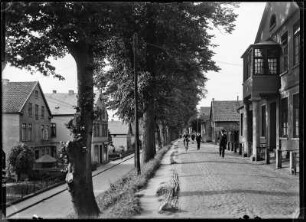 Lauenburg (vermutlich). Straßenansicht mit Wohnhäusern