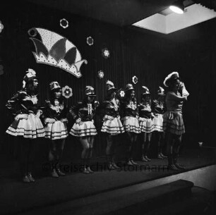Karneval: Hotel Oldesloer Hof, Saal: Prunksitzung: Veranstalter Oldesloer Männerchor von 1844, Oldesloer Singakademie von 1946: Bühne: Auftritt der Mädchengarde mit Tanzmariechen Ursula Vüllers