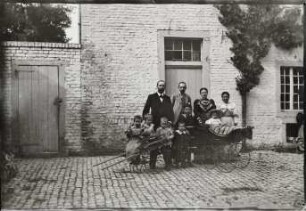 Johann Gottlieb Friedrich Rahn, Jan Herman Insinger, Charlotte Rahn (geb. Insinger) und Mariam Mansour Hanna Insinger, jeweils mit Kindern