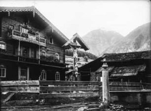 Berghütte : Kruzifix vor einer Berghütte am Großglockner