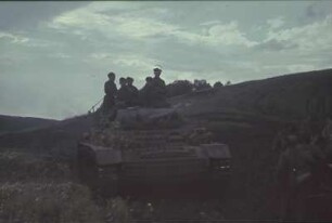 Zweiter Weltkrieg. Rußland, Oblast Belgorod. Nach den Kampfhandlungen. Deutscher Panzer mit Panzersoldaten