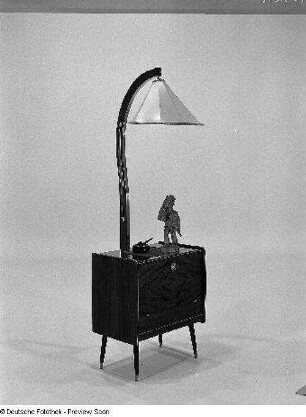 Stehlampe mit Hausbar : Leipzig. Leipziger Herbstmesse, 1983. Stehlampe mit Hausbar. Holz, folienbeschichtet in Makoréoptik, Kunststoff (1983; VEB Deutsche Piano-Union Leipzig, Betriebsteil Luckenwalde)