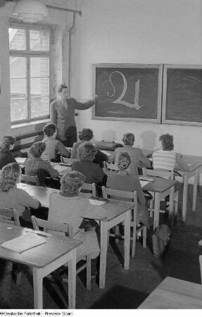 Berufsschüler beim theoretischen Unterricht im Klassenraum