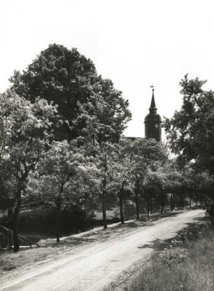 Unkersdorf. Blick von der Straße zur Kirche