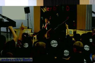 Der Regierende Bürgermeister von Berlin, Klaus Wowereit (vor der Tafel) besucht die Ludwig-Bechstein-Grundschule.