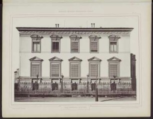 Dresdener Architektur-Album. Bauten und Entwürfe. Blatt 24: Wohnhaus des Herrn Giles, Goethestraße 6 in Dresden, Hauptansicht (Grundriß auf Blatt 26). Hrsg. vom Dresdener Architekten-Verein. Dresden: Verlag George Gilbers/Buchhandlung für Architektur und Kunstgewerbe, 1875