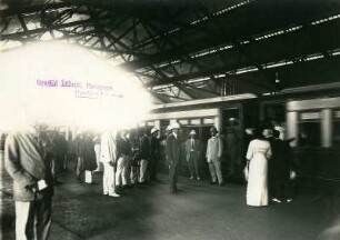Indien?. Reisende am Bahnsteig, wohl eines indischen Bahnhofes, während eines Landausfluges mit der Bahn der Hapag