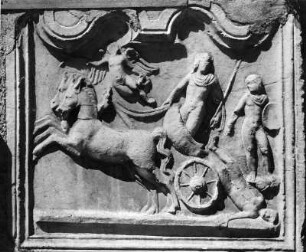 Achill schleift den Leichnam Hektors um die Stadt (Relief) : Achill schleift den Leichnam Hektors um die Stadt (Relief). Stein (201/400). Maria Saal, Propsteipfarr- und Wallfahrtskirche Mariae Himmelfahrt, Südseite der Sakristeiaußenmauer