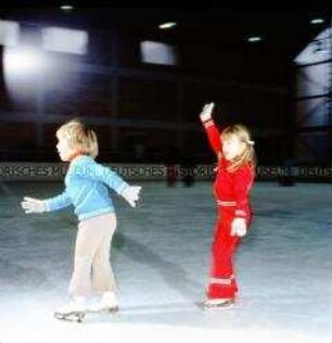 Ausbildung von Kindern im Eiskunstlauf in der Dynamo-Sporthalle in Berlin-Weißensee