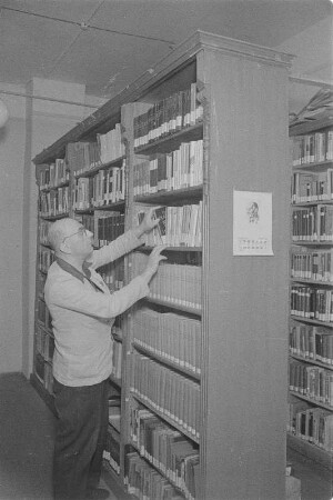 Richard Iselt, Leiter der sorbischen Zentralbibliothek in der Bibliothek. : Nawoda Serbskeje centralneje biblioteki Richard Iselt.