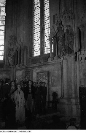 Besucher vor den Stifterfiguren Ekkehard und Uta im Westchor des Naumburger Domes St. Peter und Paul