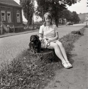 Fotografie einer jungen Frau mit Dackel