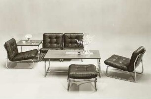 Wohnzimmermöbel. Beistelltisch und Couchtisch mit vier Stühlen und einem Hocker (1977; VEB Polstermöbel Halle)