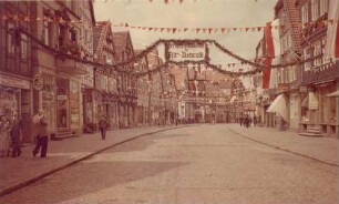 Festlich geschmückte Krumme Straße. Detmold
