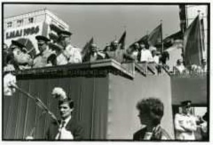Maidemonstration auf der Karl-Marx-Allee 1986, Tribüne