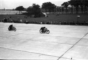 Avus-Rennen: Training; Motorräder in der Nordkurve