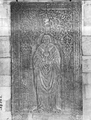 Grabplatte des Johann genannt "Canon", Domherr der ehemaligen Kollegiatskirche (gestorben 1529)