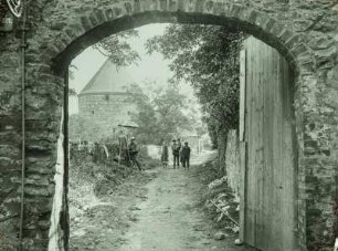 Bautzen. Blick zur Gerberbastei mit Künstler an einer Staffelei sitzend und einer Gruppe Kinder