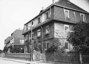 Coswig. Wohnhäuser, Schweizer Straße 14/12 und 10. Straßenansicht mit Einfriedung
