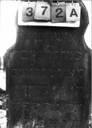 Grabstein 372 (Index: 100115733) Material: Sandstein Zustand: leicht verwittert Maße HxBxT: 99x54x10 cm Beschreibung: aufgesockelte Stele mit konkav eingezogenem Rundbogenabschluß Symbolik: Blüte: Grabstein 372A